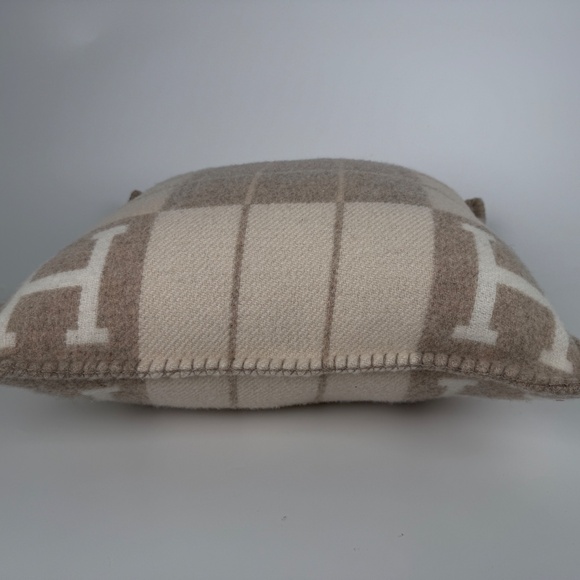 HERMES Wool Cashmere Avalon III Coco Camomille Small Square Pillow - Picture 7 of 11